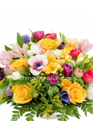 Centrotavola di anemoni, fresie e rose