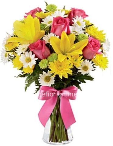 Lilium gialli, rose rosa e fiori di stagione.