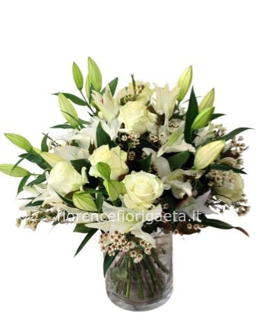 Mazzo di fiori con lilium e rose bianche