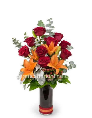 Mazzo di lilium arancio e rose rosse
