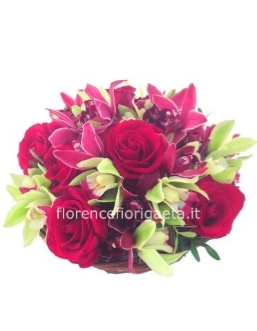 Centrotavola di rose rosse e orchidee