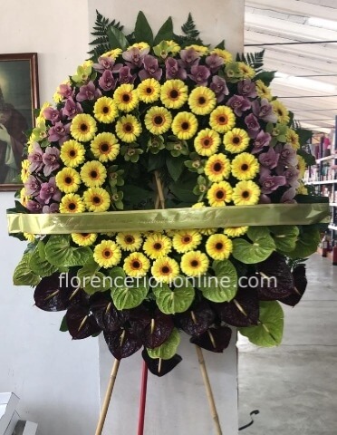 Corona funebre con gerbere, orchidee e anthurium.
