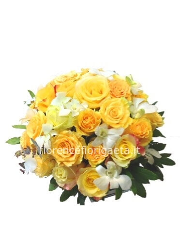 Centrotavola di rose gialle e fiori bianchi