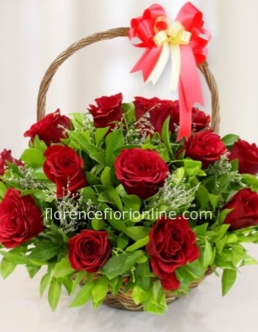 Cestino con 12 rose rosse e verde decorativo