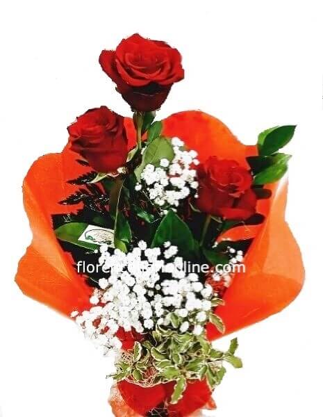 Tre rose rosse confezionate.