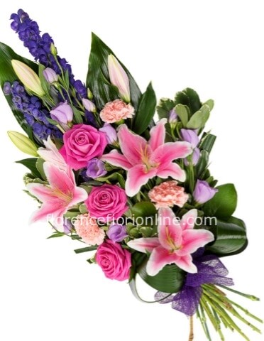 Mazzo misto con gigli, rose e fiori del periodo