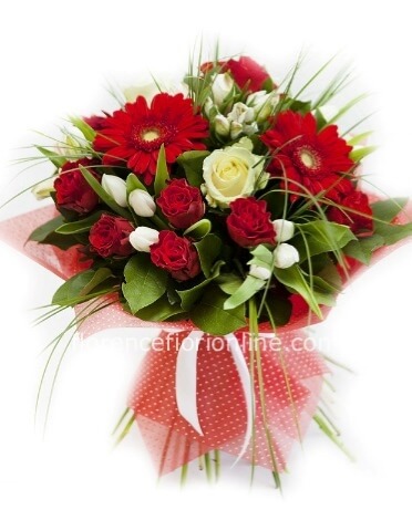 Bouquet di gerbere, rose rosse e fiori bianchi di stagione
