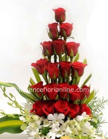 Composizione in spugna con 20 rose rosse e orchidee bianche