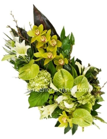 Fascio con anthurium verde, orchidea e fiori di stagione