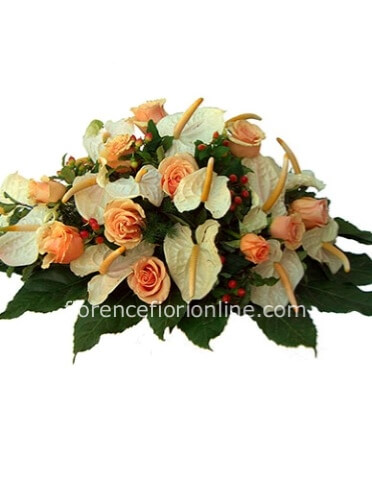 centrotavola di anthurium colori chiari e rose