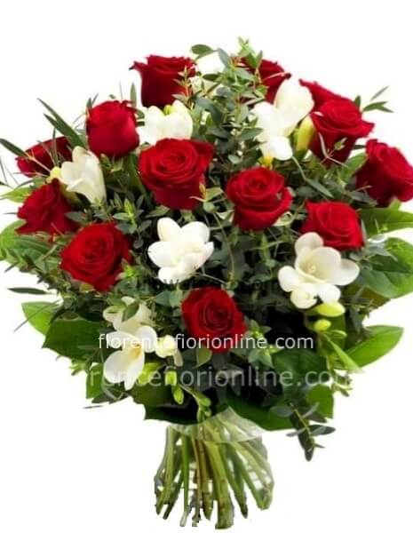 Bouquet di 7 Rose rosse e fiori bianchi di stagione.