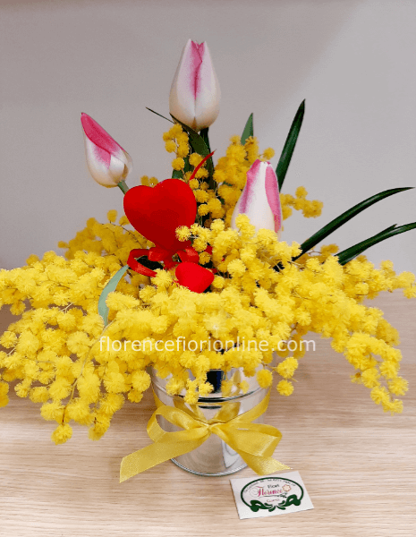 Vasetto di ceramica con Mimosa, 3 tulipani e cuore. h. 25/30 cm.