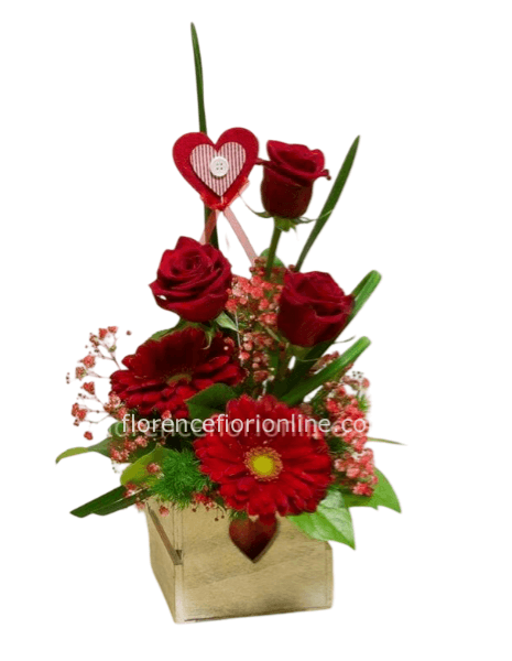 3 rose rosse e gerbere in vasetto quadrato di legno.