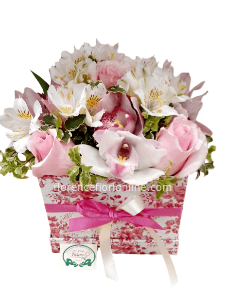 Scatola regalo con orchidee, rose e fiori del periodo. 16x16cm