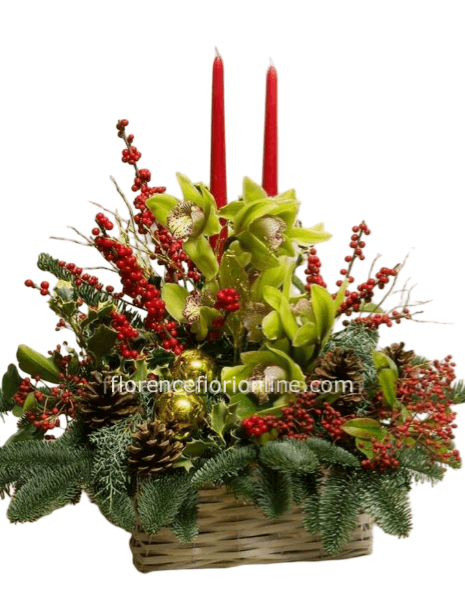 Cesto con orchidee, bacche, pino, agrifoglio candele ed elementi natalizi.