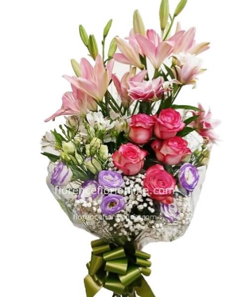 Fascio di fiori con Lilium, rose e fiori del periodo