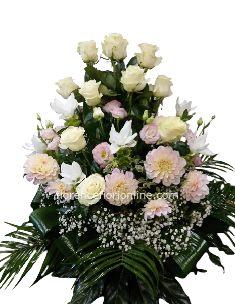 Composizione con rose bianche, gerbere, lilium e fiori di stagione.