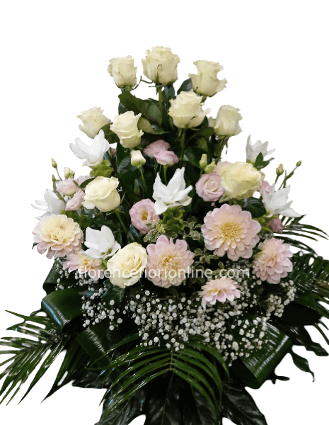 Composizione floreale con rose bianche e fiori rosa di stagione.