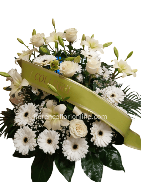 Composizione con rose bianche, gerbere, lilium e fiori di stagione.